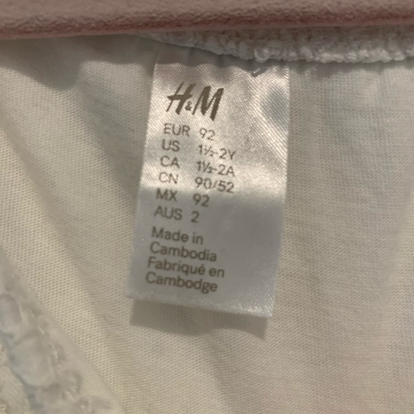 H & M white onesie romper. Size 1 1/2-2. - Picture 3 of 5